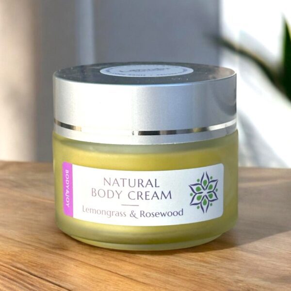 קרם לחות לגוף טבעי עם מרענן עם שמן אתרי עשב לימון ורוזווד